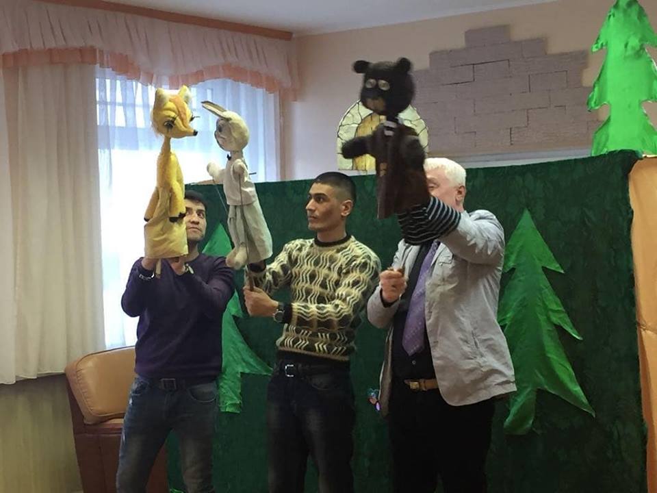 Артисты Самаркандского кукольного театра выступили с благотворительным спектаклем в детском доме № 3
