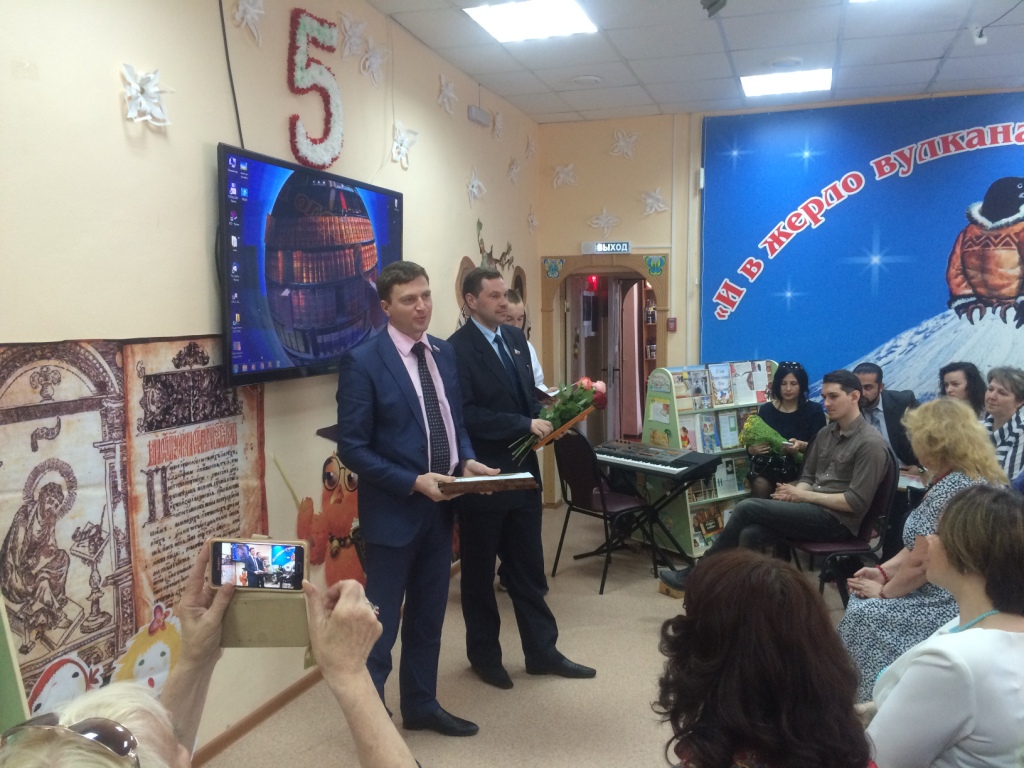 Библиотекарей Петропавловска с профессиональным праздником поздравили городские депутаты