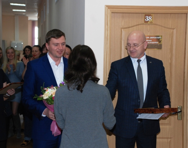 Глава городского округа Константин Слыщенко и заместитель председателя ГорДумы Петропавловска Анатолий Кирносенко накануне Дня солидарности трудящихся встретились с коллективом муниципального учреждения