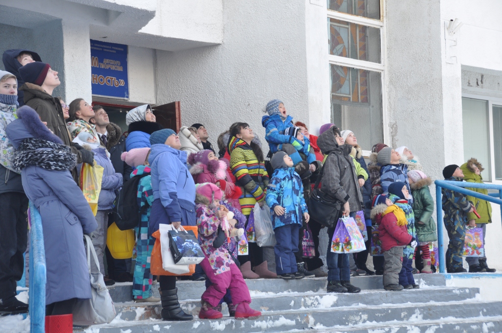 Новогодний спектакль для детей прошел во втором округе Петропавловска