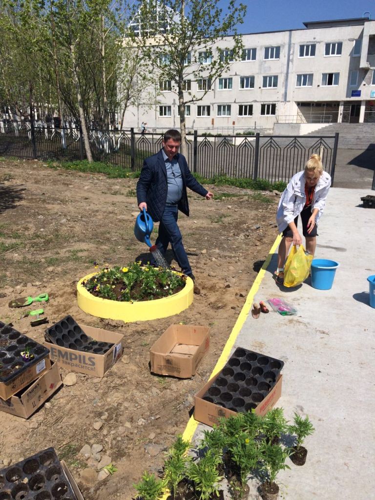 Субботник по благоустройству пришкольной территории состоялся при участии депутата ГорДумы Андрея Стукова