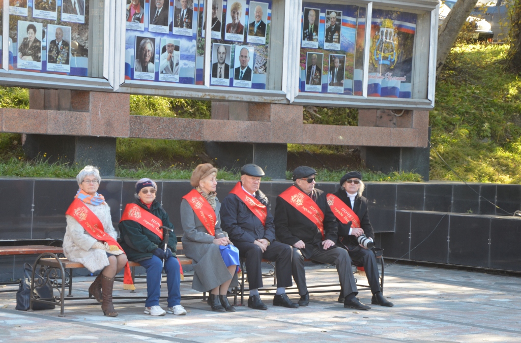 В Петропавловске состоялась торжественная церемония посвящения в Почетные граждане  В этом году этого высокого звания были удостоены сразу два жителя краевой столицы – Запруднев Леонид Ефимович (посмертно) и Кожан Станислав Петрович.   Традиционно в День города, 17 октября, в краевой столице состоялась торжественная церемония посвящения в Почетные граждане города. В этом году этого высокого звания были удостоены сразу два жителя краевой столицы – Кожан Станислав Петрович и Запруднев Леонид Ефимович, удостоенный этого звания посмертно. Церемонию посвящения в Почетные граждане провели временно исполняющего полномочия Главы Петропавловск-Камчатского городского округа Сергей Смирнов и исполняющий полномочия Главы администрации Петропавловска Виталий Иваненко, которые вручили Станиславу Петровичу Кожану и родным Леонида Ефимовича Запруднева атрибуты Почетного гражданина и адресовали свои поздравления. В этот день Почетных граждан Петропавловска и их родных приветствовали представители краевого правительства и Законодательного собрания, Почетные граждане города, коллеги и вся городская общественность.