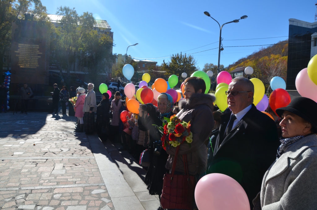 В Петропавловске состоялась торжественная церемония посвящения в Почетные граждане  В этом году этого высокого звания были удостоены сразу два жителя краевой столицы – Запруднев Леонид Ефимович (посмертно) и Кожан Станислав Петрович.   Традиционно в День города, 17 октября, в краевой столице состоялась торжественная церемония посвящения в Почетные граждане города. В этом году этого высокого звания были удостоены сразу два жителя краевой столицы – Кожан Станислав Петрович и Запруднев Леонид Ефимович, удостоенный этого звания посмертно. Церемонию посвящения в Почетные граждане провели временно исполняющего полномочия Главы Петропавловск-Камчатского городского округа Сергей Смирнов и исполняющий полномочия Главы администрации Петропавловска Виталий Иваненко, которые вручили Станиславу Петровичу Кожану и родным Леонида Ефимовича Запруднева атрибуты Почетного гражданина и адресовали свои поздравления. В этот день Почетных граждан Петропавловска и их родных приветствовали представители краевого правительства и Законодательного собрания, Почетные граждане города, коллеги и вся городская общественность.