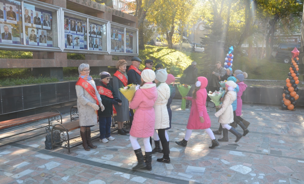 В Петропавловске состоялась торжественная церемония посвящения в Почетные граждане  В этом году этого высокого звания были удостоены сразу два жителя краевой столицы – Запруднев Леонид Ефимович (посмертно) и Кожан Станислав Петрович.   Традиционно в День города, 17 октября, в краевой столице состоялась торжественная церемония посвящения в Почетные граждане города. В этом году этого высокого звания были удостоены сразу два жителя краевой столицы – Кожан Станислав Петрович и Запруднев Леонид Ефимович, удостоенный этого звания посмертно. Церемонию посвящения в Почетные граждане провели временно исполняющего полномочия Главы Петропавловск-Камчатского городского округа Сергей Смирнов и исполняющий полномочия Главы администрации Петропавловска Виталий Иваненко, которые вручили Станиславу Петровичу Кожану и родным Леонида Ефимовича Запруднева атрибуты Почетного гражданина и адресовали свои поздравления. В этот день Почетных граждан Петропавловска и их родных приветствовали представители краевого правительства и Законодательного собрания, Почетные граждане города, коллеги и вся городская общественность.
