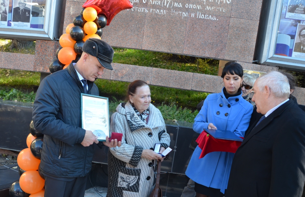 В Петропавловске состоялась торжественная церемония посвящения в Почетные граждане  В этом году этого высокого звания были удостоены сразу два жителя краевой столицы – Запруднев Леонид Ефимович (посмертно) и Кожан Станислав Петрович.   Традиционно в День города, 17 октября, в краевой столице состоялась торжественная церемония посвящения в Почетные граждане города. В этом году этого высокого звания были удостоены сразу два жителя краевой столицы – Кожан Станислав Петрович и Запруднев Леонид Ефимович, удостоенный этого звания посмертно. Церемонию посвящения в Почетные граждане провели временно исполняющего полномочия Главы Петропавловск-Камчатского городского округа Сергей Смирнов и исполняющий полномочия Главы администрации Петропавловска Виталий Иваненко, которые вручили Станиславу Петровичу Кожану и родным Леонида Ефимовича Запруднева атрибуты Почетного гражданина и адресовали свои поздравления. В этот день Почетных граждан Петропавловска и их родных приветствовали представители краевого правительства и Законодательного собрания, Почетные граждане города, коллеги и вся городская общественность.