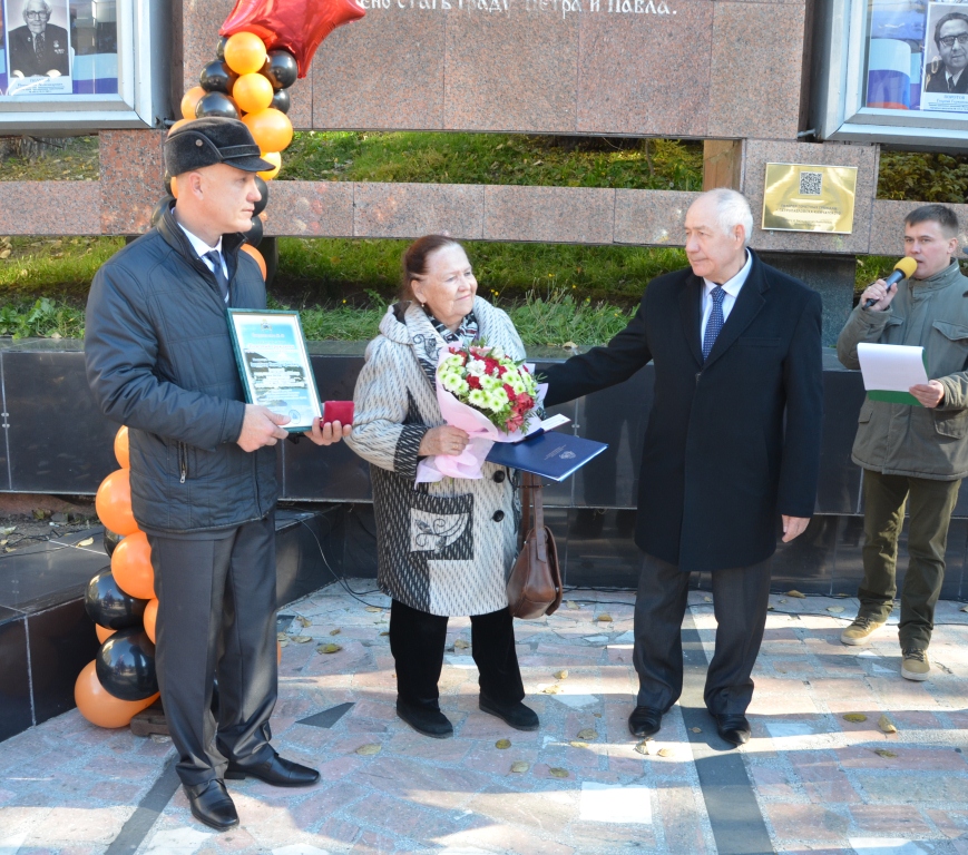 В Петропавловске состоялась торжественная церемония посвящения в Почетные граждане  В этом году этого высокого звания были удостоены сразу два жителя краевой столицы – Запруднев Леонид Ефимович (посмертно) и Кожан Станислав Петрович.   Традиционно в День города, 17 октября, в краевой столице состоялась торжественная церемония посвящения в Почетные граждане города. В этом году этого высокого звания были удостоены сразу два жителя краевой столицы – Кожан Станислав Петрович и Запруднев Леонид Ефимович, удостоенный этого звания посмертно. Церемонию посвящения в Почетные граждане провели временно исполняющего полномочия Главы Петропавловск-Камчатского городского округа Сергей Смирнов и исполняющий полномочия Главы администрации Петропавловска Виталий Иваненко, которые вручили Станиславу Петровичу Кожану и родным Леонида Ефимовича Запруднева атрибуты Почетного гражданина и адресовали свои поздравления. В этот день Почетных граждан Петропавловска и их родных приветствовали представители краевого правительства и Законодательного собрания, Почетные граждане города, коллеги и вся городская общественность.
