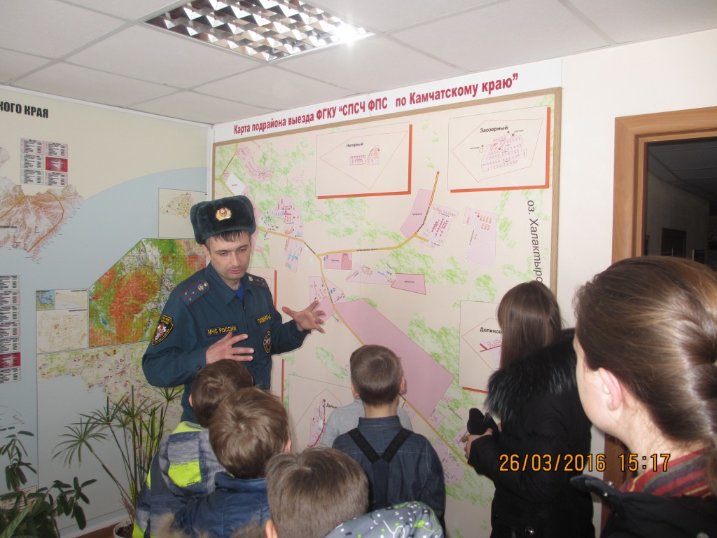 Первоклассники средней школы № 40 Петропавловска-Камчатского посетили специализированную пожарно-спасательную часть