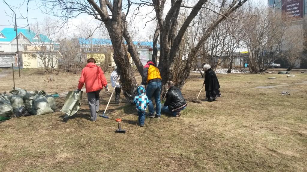 На проспекте Победы День соседа отметили массовым субботником