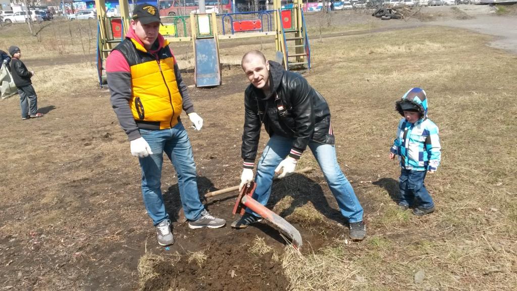 На проспекте Победы День соседа отметили массовым субботником