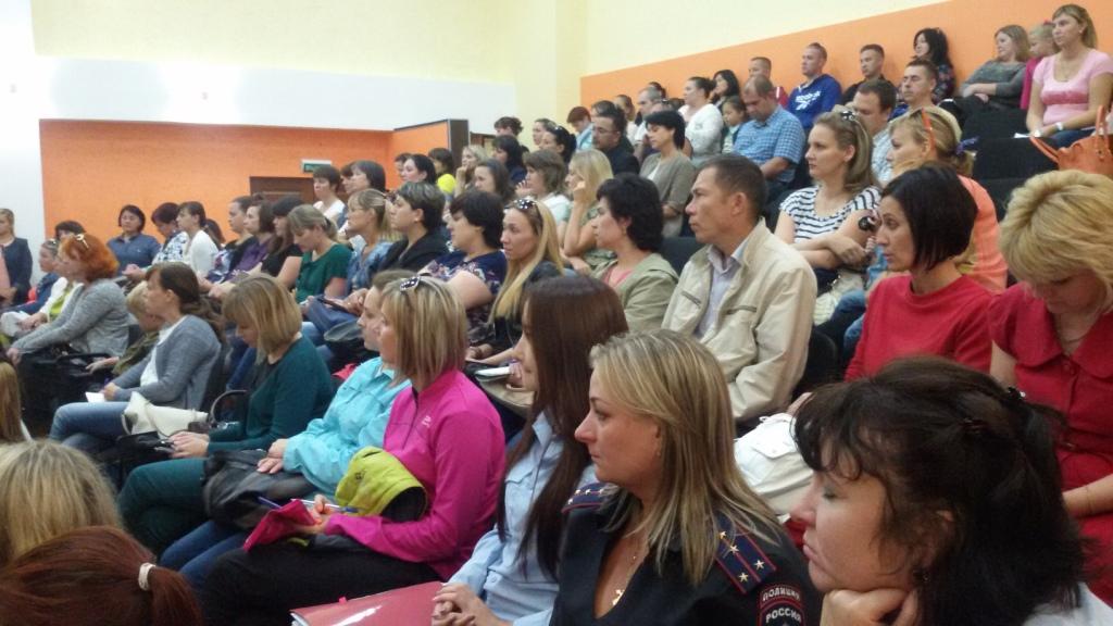 Депутаты поздравили родителей первоклассников средней школы № 40 с наступающим Днем знаний