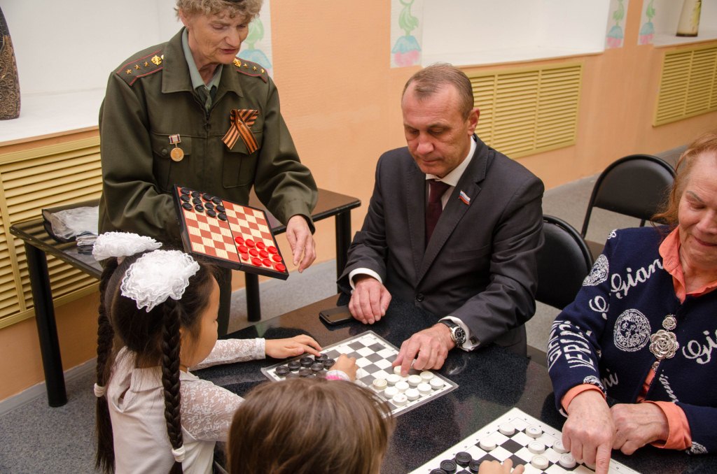 Творческая встреча волонтера движения по патриотическому воспитанию подрастающего поколения, обладательницы памятной медали «Патриот России», президента Федерации русских шашек г. Уссурийска Галины Желудковой с молодежью и пенсионерами Петропавловска-Камчатского состоялась в краевой столице