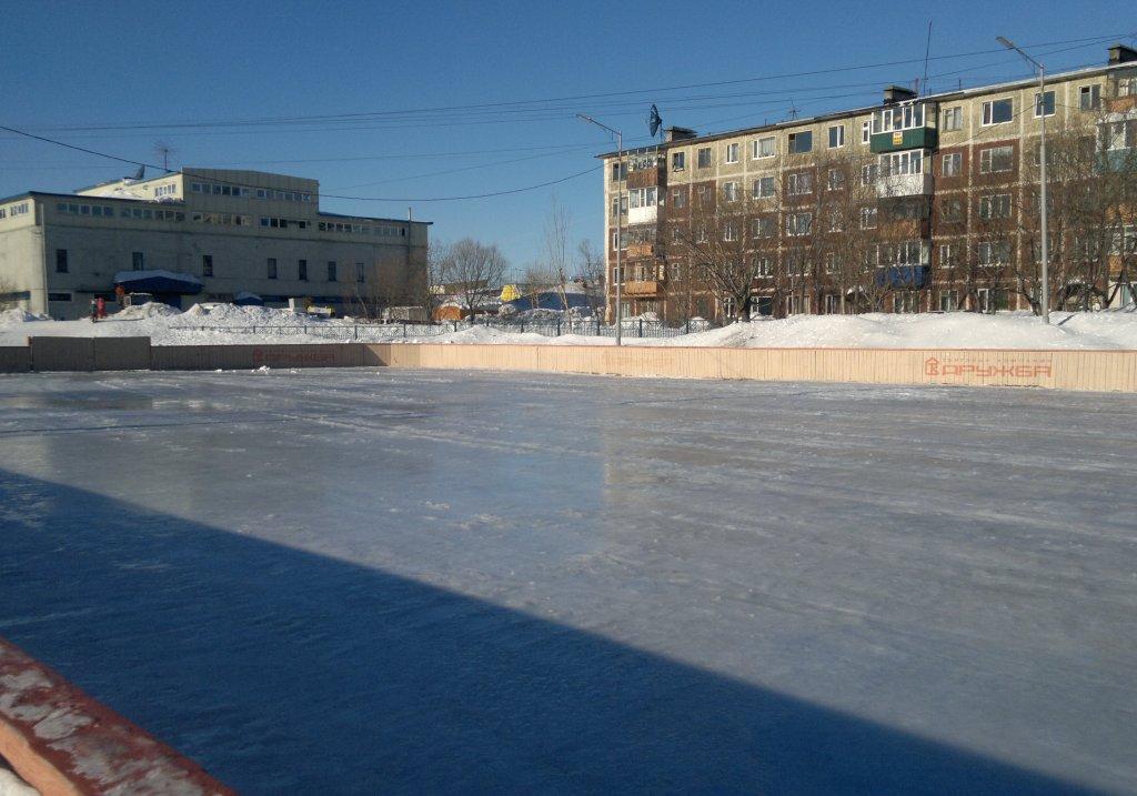 Каток вулкан в петропавловске камчатском. Каток Петропавловск Камчатский. Каток в Петропавловске Камчатском в центре. Стадион Спартак Петропавловск Камчатский каток. 45 Школа Петропавловск-Камчатский каток.