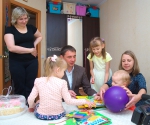 Андрей Стуков накануне Дня Знаний поздравил будущую первоклассницу Екатерину Гарапшину с началом первого учебного года 