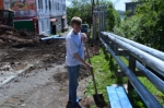 Жильцы многоквартирного дома по ул. Океанская, 62 поблагодарили камчатских молодогвардейцев за установленные во дворе дома лавочки