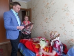 Городские депутаты Анатолий Кирносенко и Владимир Агеев поздравили ветерана Татьяну Тимофеевну Пономареву с днем рождения