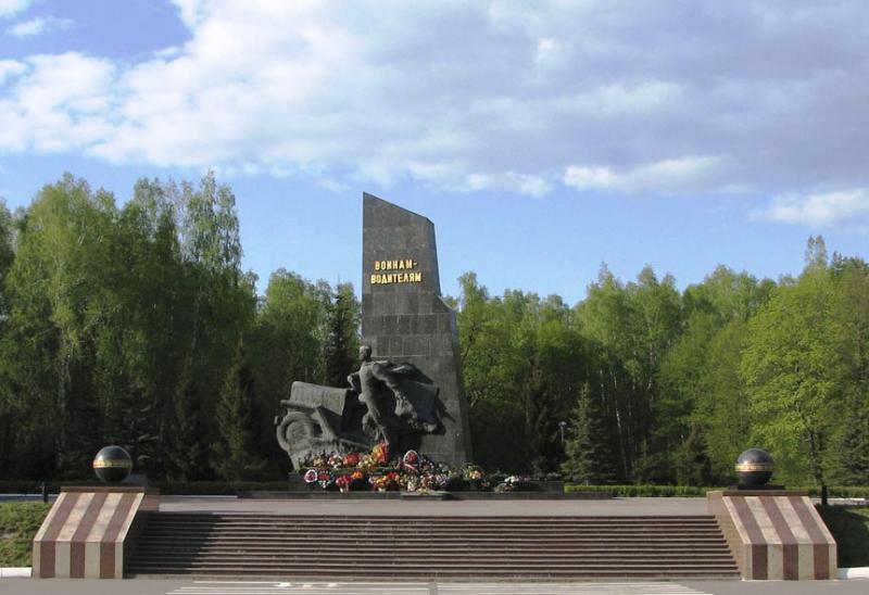 Памятник летчикам брянск фото