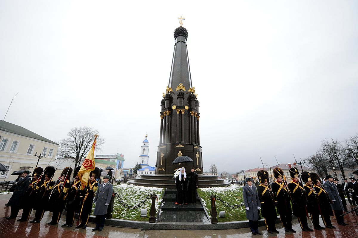 Мероприятие посвященное памятникам. Монумент славы Малоярославец. Малоярославец монумент город воинской славы. Малоярославец монумент славы 1812.