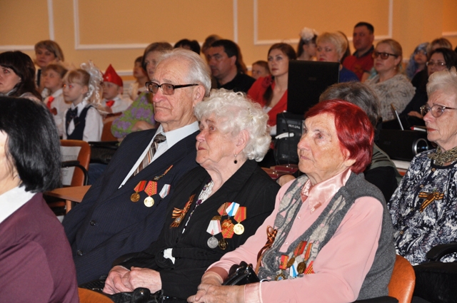 Для ветеранов, проживающих на территории седьмого округа, организовали концерт и в тожественной обстановке вручили им медали &laquo;70 лет Победы в Великой Отечественной войне&raquo;