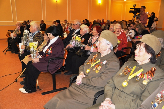 Для ветеранов, проживающих на территории седьмого округа, организовали концерт и в тожественной обстановке вручили им медали &laquo;70 лет Победы в Великой Отечественной войне&raquo;