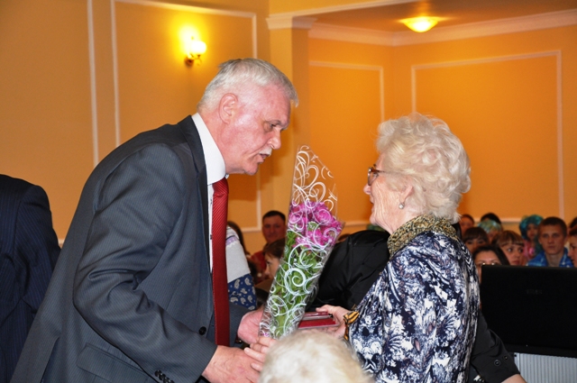 Для ветеранов, проживающих на территории седьмого округа, организовали концерт и в тожественной обстановке вручили им медали &laquo;70 лет Победы в Великой Отечественной войне&raquo;